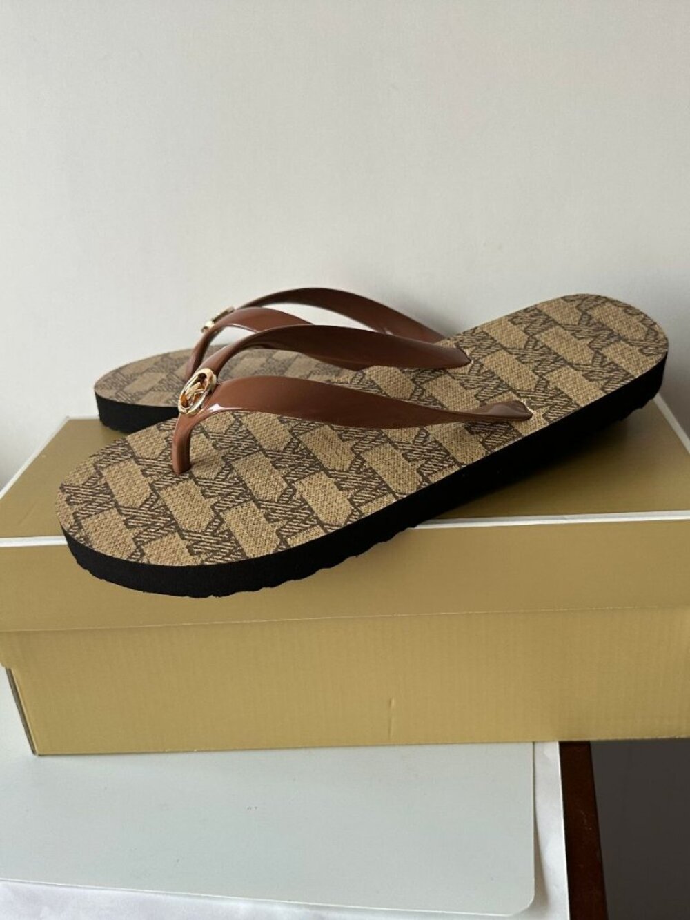 NIB MICHAEL KORS LOGO ALLOVER FLIP FLOPS NEW COLORS FROM 2026 Size 9 & 10